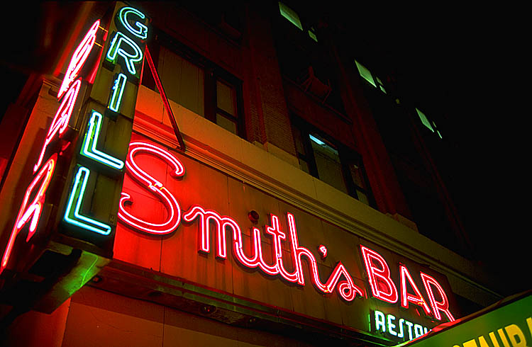Smith's Bar, NYC 750 x 490 pixels, &copy; 1999 Ken Rockwell