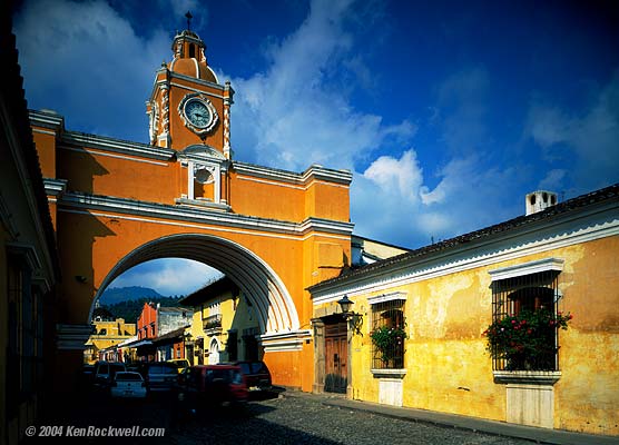 Arco de Santa Catalina, Antigua, Guatemala &copy; KenRockwell.com