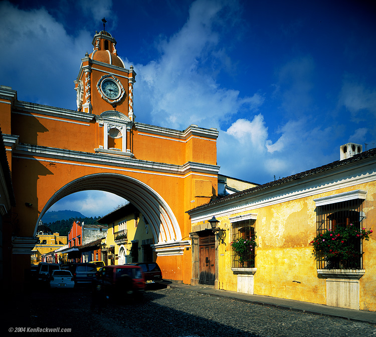 Arco de Santa Catalina, Antigua, Guatemala &copy; KenRockwell.com
