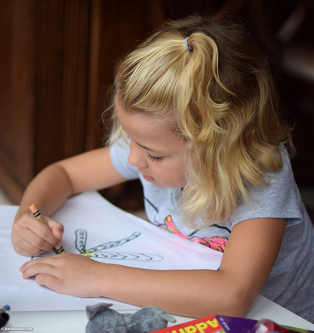 Katie shows Yunni how to draw a bird