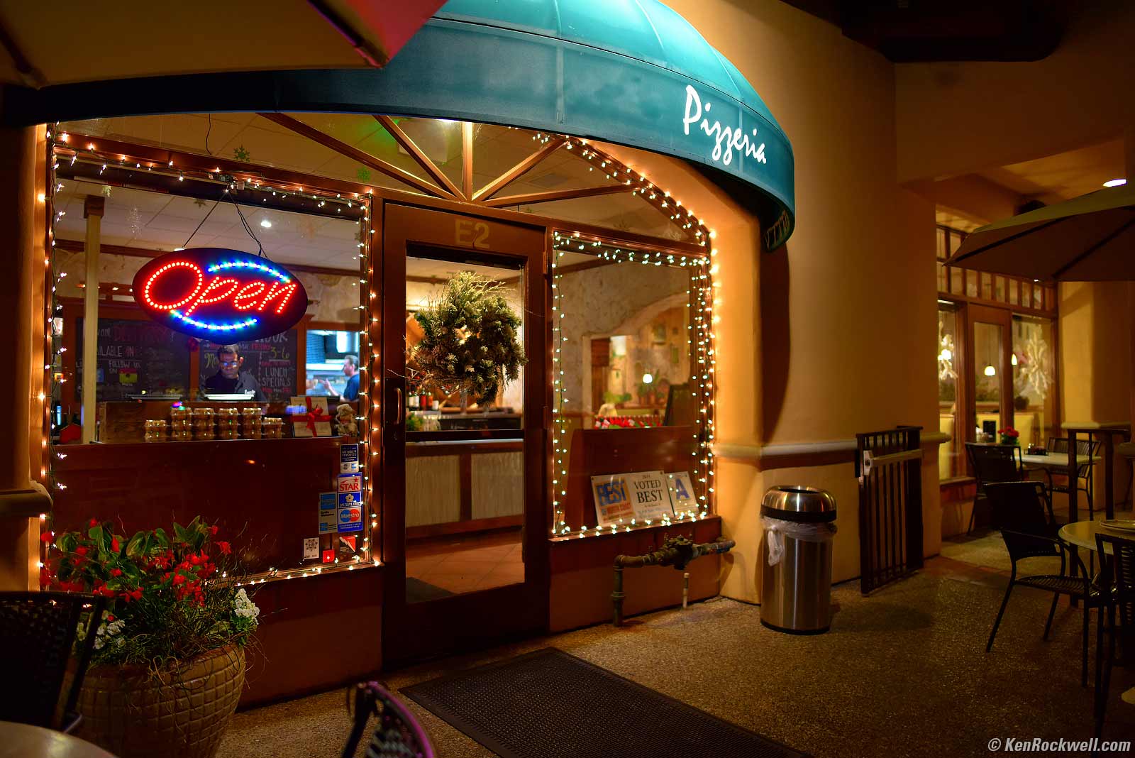 Outside of Pizzaria at night