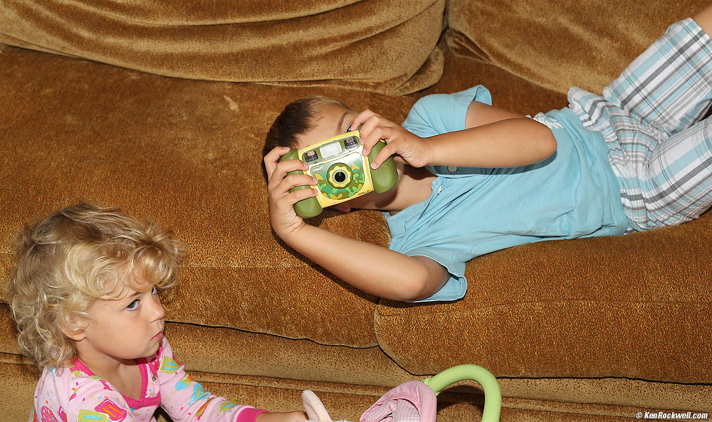 Ryan plays with Vtech Kidizoom 773