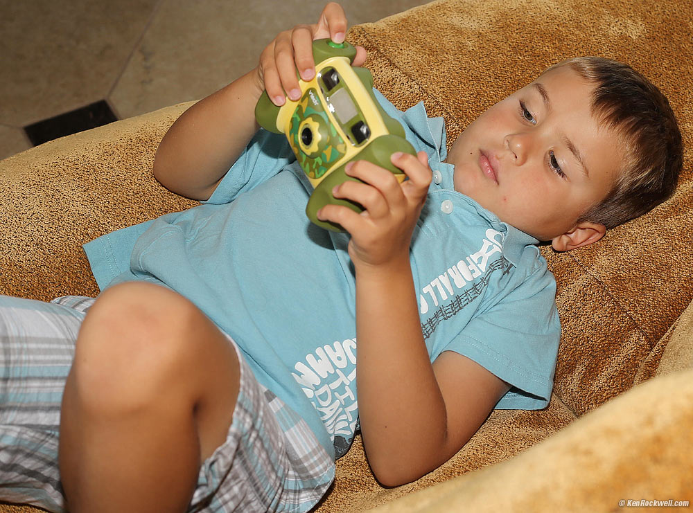 Ryan plays with Vtech Kidizoom 773