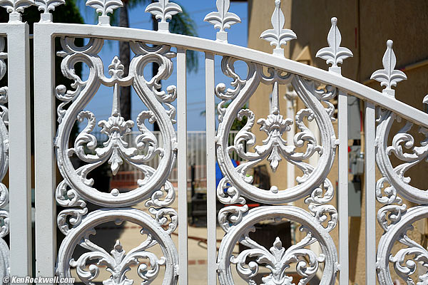 Sony Zeiss 55mm f/1.8 color fringes