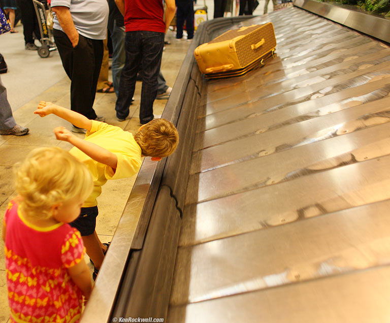 A bag approaches, 10:00 PM.