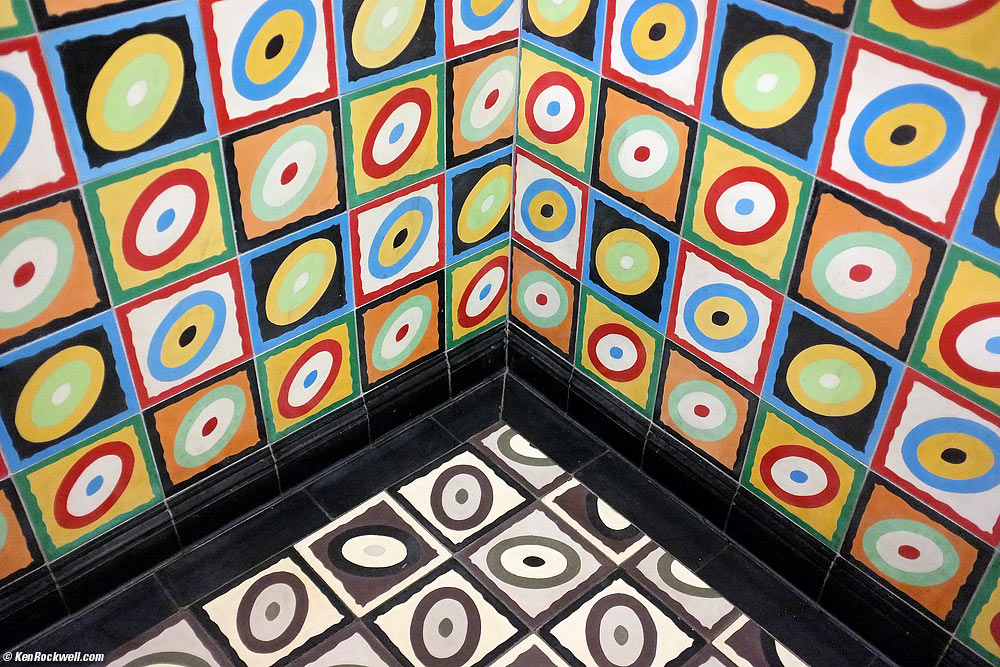 Crazy walls at Casa Blanca, 7:05 PM. 