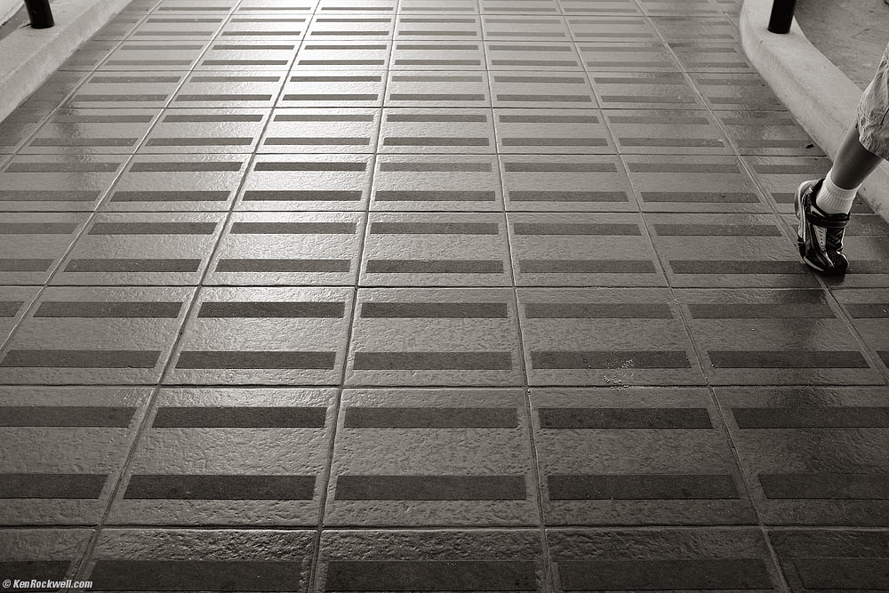 Ryan's foot at Paseo Nuevo mall, 4:22 PM