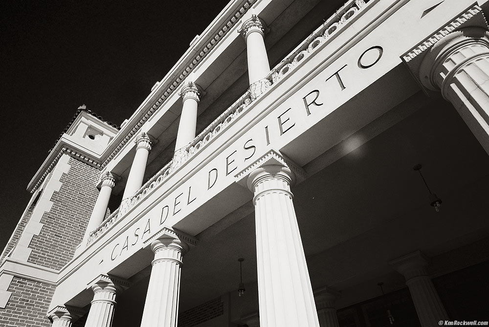 Casa Del Desierto in black and white